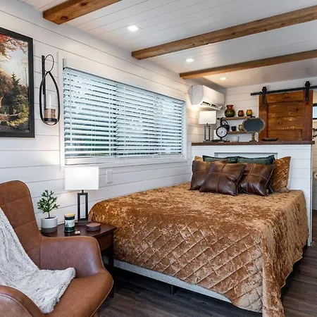 Deer Creek Tiny Container Home-12 Min To Magnolia